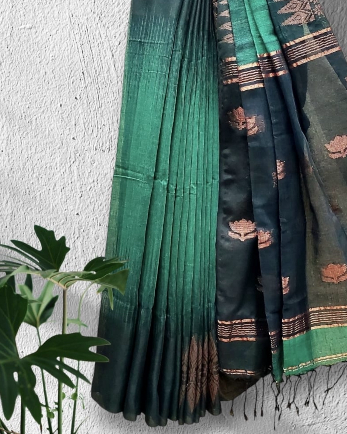 Linen Jamdani Saree (Green/Black)